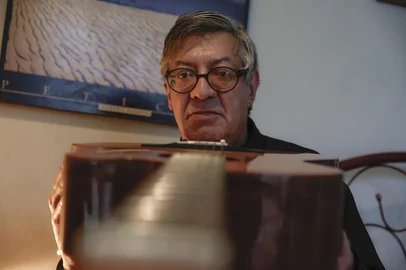 Porto Alegre, RS, Brasil - Julio Reny é uma das figuras mais emblemáticas do rock gaúcho — um daqueles nomes que ajudaram a dar identidade própria à cena do Rio Grande do Sul nos anos 1980 e 1990. Nascido em Porto Alegre, ele começou a se destacar com Julio Reny & Os Irish Boys, banda que misturava rock urbano, melancolia e poesia marginal, com letras sobre amor, solidão, rebeldia e a vida nas ruas da capital gaúcha. Uma de suas canções mais conhecidas é “O Mundo é Maior que o Teu Quarto”, praticamente um hino para quem cresceu ouvindo o rock do sul — e que sintetiza bem o espírito inconformado e libertário de sua obra. Julio também é conhecido por sua voz rouca e intensa, pelas apresentações cheias de entrega e pela postura autêntica — sempre à margem das grandes gravadoras, mantendo um tom independente e visceral. Ele influenciou gerações de músicos gaúchos e é lembrado como um cronista musical da vida porto-alegrense, com um olhar entre o lírico e o urbano. Além da música, Julio Reny também publicou livros e é reconhecido como poeta e contador de histórias, com uma trajetória que mistura arte, resistência e underground. Quero uma legenda curta desse textoIndexador: jeff botega<!-- NICAID(16148839) -->