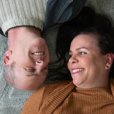 CANOAS, RS, BRASIL - 2024.07.05 - Fotos para matéria de casais que têm rotinas bem diferentes um do outro. Sandra Stawinski, 51, enfermeira que trabalha das 19h às 7h da manhã e é casada com o químico Edson Bernardi, 48, que trabalha das 7h às 13h. (Foto: André Ávila/ Agência RBS)Indexador: Andre Avila<!-- NICAID(15807352) -->