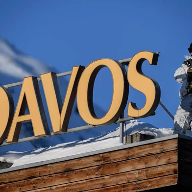 A policeman wearing camouflage clothing stands on the rooftop of a hotel near the Congress Centre during the World Economic Forum (WEF) annual meeting in Davos, on January 20, 2020. (Photo by Fabrice COFFRINI / AFP)Editoria: POLLocal: DavosIndexador: FABRICE COFFRINISecao: diplomacyFonte: AFPFotógrafo: STF<!-- NICAID(14392838) -->