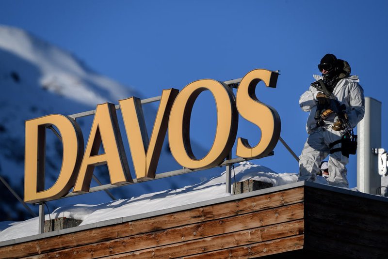 A policeman wearing camouflage clothing stands on the rooftop of a hotel near the Congress Centre during the World Economic Forum (WEF) annual meeting in Davos, on January 20, 2020. (Photo by Fabrice COFFRINI / AFP)Editoria: POLLocal: DavosIndexador: FABRICE COFFRINISecao: diplomacyFonte: AFPFotógrafo: STF<!-- NICAID(14392838) -->
