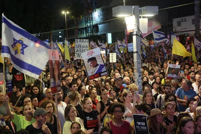 People attend a demonstration organised by families and friends of Israelis held hostage by Palestinian militants in the Gaza Strip since 2023, calling for action to secure their release in Tel Aviv on August 17, 2025. Demonstrators across Israel called on August 17, for an end to the Gaza war and a deal to release hostages still held by militants, a push sharply criticised by Prime Minister Benjamin Netanyahu and his allies. (Photo by GIL COHEN-MAGEN / AFP)Editoria: WARLocal: Tel AvivIndexador: GIL COHEN-MAGENSecao: demonstrationFonte: AFPFotógrafo: STR<!-- NICAID(16103593) -->