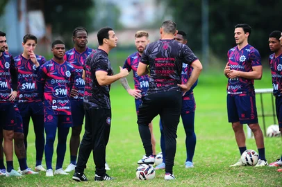 CAXIAS DO SUL, RS, BRASIL, 24/04/2025. Primeiro treino do novo técnico do Caxias, Júnior Rocha,  no CT Baixada Rubra Vanderlei Bersaghi. A SER Caxias está disputando a série C do Campeonato Brasileiro 2025. (Porthus Junior/Agência RBS)<!-- NICAID(16023747) -->