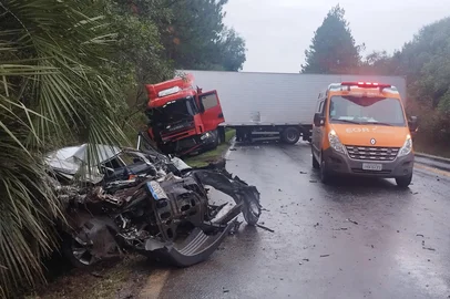 Acidente entre carro e caminhão com óbito <!-- NICAID(16032445) -->