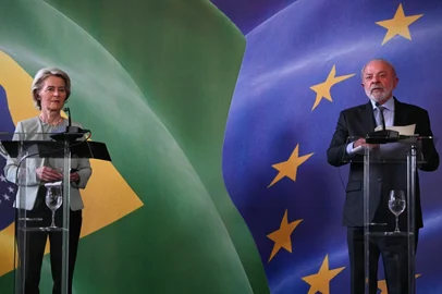MAURO PIMENTEL / AFP Brazil's President Luiz Inacio Lula da Silva speaks next to President of the European Commission Ursula von der Leyen during a press conference after a meeting within the framework of the signing agreement between the European Union and Mercosur at Itamaraty Palace in Rio de Janeiro, Brazil, on January 16, 2026. Mercosur and the European Union will sign an agreement on January 17 in Paraguay that will create one of the largest free trade areas in the world, with the stated aim of seeking a third way between the United States and China, but which is causing friction with the European agricultural sector and industrialists in Brazil and Argentina. (Photo by Mauro PIMENTEL / AFP)<!-- NICAID(16205421) -->