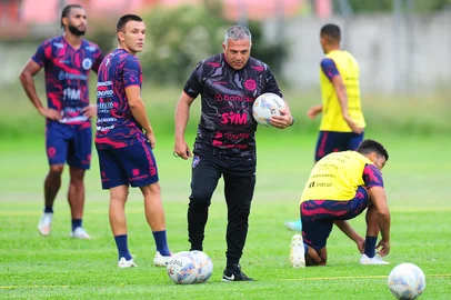 CAXIAS DO SUL, RS, BRASIL, 12/03/2025. Treino do Caxias no CT Baixada Rubra Vanderlei Bersaghi. A SER Caxias está se preparando para a estreia da série C do Campeonato Brasileiro 2025. Na foto, técnico Luizinho Vieira (C). (Porthus Junior/Agência RBS)Indexador: BTK                             <!-- NICAID(15994433) -->