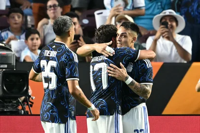 Football: Friendly match: Argentina v HondurasArgentina's forward #22 Lautaro Martinez (R) and Argentina's defender #25 Facundo Medina celebrate with Argentina's forward #17 Giuliano Simeone after he scored a goal during the international friendly football match between Argentina and Honduras at Kyle Field in College Station, Texas on June 6, 2026. (Photo by RONALDO SCHEMIDT / AFP)Editoria: SPOLocal: College StationIndexador: RONALDO SCHEMIDTSecao: soccerFonte: AFPFotógrafo: STF<!-- NICAID(16302045) -->