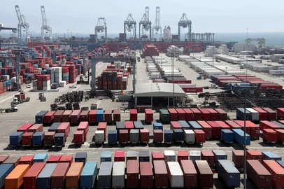 Exportações no porto da Califórnia ajudaram a impulsionar a economia norte-americana, que se recupera da crise econômica.#PÁGINA:26FILE - In this Aug. 12, 2009 file photo, containers are shown stacked and ready for transport at the Port of Long Beach, Calif. The economy grew at a 3.5 percent pace in the third quarter, the best showing in two years, fueled by government-supported spending on cars and homes. (AP Photo/Nick Ut, file) Fonte: AP Fotógrafo: Nick Ut<!-- NICAID(2594972) -->