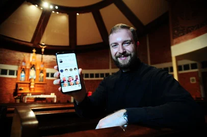 CAXIAS DO SUL, RS, BRASIL, 08/12/2022. Igreja São Ciro - Padre Daniel Zatti, case da reportagem do Almanaque sobre padres que utilizam as redes sociais para se aproximar dos fiéis. Ele utiliza o Instagram principalmente para responder perguntas de jovens fiéis que pensam em seguir a vocação religiosa. (Porthus Junior/Agência RBS)<!-- NICAID(15289671) -->