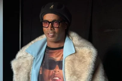 Ronaldinho Gaúcho surpreende e desfila na Paris Fashion Week<!-- NICAID(15657819) -->