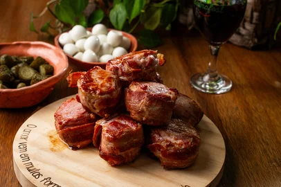 Suinofest 2025, Salão Gastronômico.Filé suíno com bacon.<!-- NICAID(16052051) -->