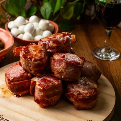 Suinofest 2025, Salão Gastronômico.Filé suíno com bacon.<!-- NICAID(16052051) -->