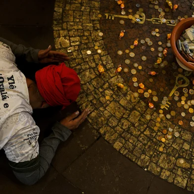 PORTO ALEGRE, RS, BRASIL, 13-06-2025: Fiéis celebram o "Dia do Bará" no Mercado Público da capital. A data é marcada pelas comemorações da entidade no Rio Grande do Sul. Foto: Camila Hermes/Agencia RBS<!-- NICAID(16059207) -->