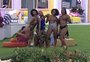 "BBB 22": sisters fazem topless na piscina, e Maria e Eliezer namoram debaixo do edredom