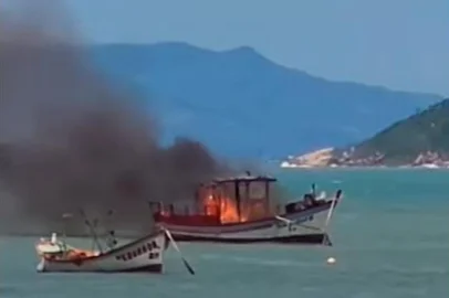 Incêndio em barco em Florianópolis-SC - Foto: Arcanjos Operação Aérea CBMSC @cbmsc.samu.arcanjos_sc/Instagram/Reprodução<!-- NICAID(15643917) -->