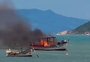 VÍDEO: barco pega fogo em praia de Florianópolis