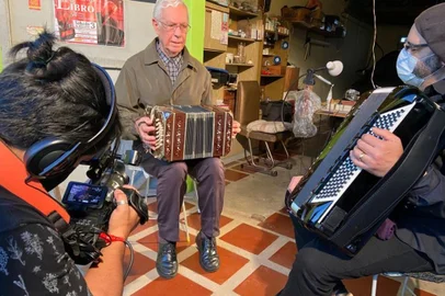 Acordeonistas Julian Dutra (E) e Rafael De Boni conversam para a tericeira temporada da série documental Causos e Gaitas. <!-- NICAID(14948500) -->
