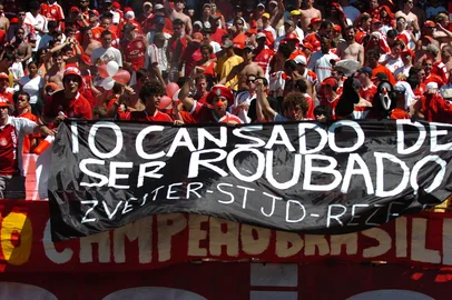 *** Inter X Palmeiras-Ronaldo Bernardi ***Jogo Inter X Palmeiras no estádio Beira Rio pelo Campeonato Brasileiro 2005. O Palmeiras precisa da vitória para conquistar uma vaga na Libertadores enquanto o time gaúcho precisa vencer o jogo e torcer por uma derrota do Corinthians, em São Paulo, para ser o campeão.<!-- NICAID(1732634) -->