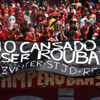*** Inter X Palmeiras-Ronaldo Bernardi ***Jogo Inter X Palmeiras no estádio Beira Rio pelo Campeonato Brasileiro 2005. O Palmeiras precisa da vitória para conquistar uma vaga na Libertadores enquanto o time gaúcho precisa vencer o jogo e torcer por uma derrota do Corinthians, em São Paulo, para ser o campeão.<!-- NICAID(1732634) -->