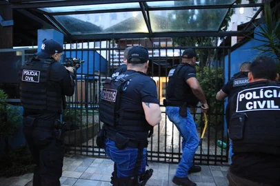 Ronaldo Bernardi / Agencia RBS NOVO HAMBURGO, RS, BRASIL, 17-11-2025: Um grupo criminoso que planejava atentados contra agentes da Polícia Civil, do Ministério Público e do Judiciário foi desarticulado na manhã desta segunda-feira (17), em Novo Hamburgo. Vídeos e prints de conversas obtidos pela polícia mostram a preparação dos bandidos, que segundo a investigação, tinha como alvo principal um magistrado do Rio Grande do Sul. Até o momento, 10 pessoas foram presas. Os nomes dos detidos não foram divulgados pela polícia. Foto: Ronaldo Bernardi/Agência RBS<!-- NICAID(16168629) -->