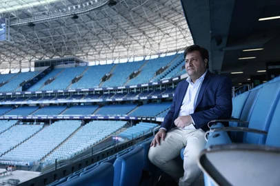 PORTO ALEGRE, RS, BRASIL, 05-12-2025: Fotos do presidente do Grêmio, Alberto Guerra, em entrevista para GZH. Guerra entregará o cargo na próxima semana e faz um balanço de sua gestão à frente do Tricolor, desde quando pegou o time saindo da série B, passou pela grande enchente e agora entregará o time no meio da tabela. (Foto: André Ávila/Agência RBS)<!-- NICAID(16181337) -->