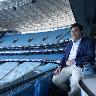 PORTO ALEGRE, RS, BRASIL, 05-12-2025: Fotos do presidente do Grêmio, Alberto Guerra, em entrevista para GZH. Guerra entregará o cargo na próxima semana e faz um balanço de sua gestão à frente do Tricolor, desde quando pegou o time saindo da série B, passou pela grande enchente e agora entregará o time no meio da tabela. (Foto: André Ávila/Agência RBS)<!-- NICAID(16181337) -->