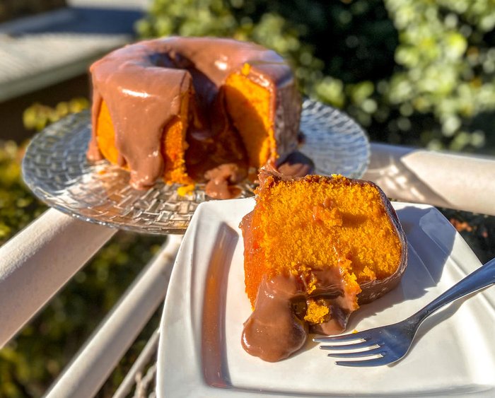 Aprenda a fazer um bolo de cenoura com brigadeiro delicioso para o lanche  da tarde