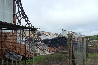 Os trabalhos de rescaldo na empresa atingida por incêndio em Bom Jesus, no sábado (16), devem ser finalizados somente nesta segunda-feira, quando haverá a remoção lateral do pavilhão atingido pelas chamas. Neste domingo (17), os bombeiros ainda atuam no local. O Instituto-Geral de Perícias (IGP) também esteve no local.<!-- NICAID(15151173) -->
