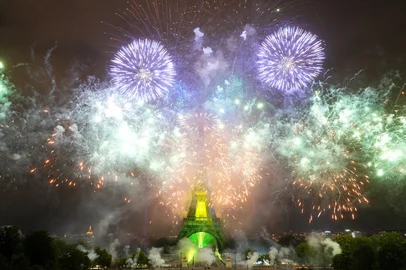 Fireworks light up around the Eiffel Tower during a choreographed firework and drone show to celebrate Bastille Day, in Paris, on July 14, 2025. (Photo by Dimitar DILKOFF / AFP)Editoria: HUMLocal: ParisIndexador: DIMITAR DILKOFFSecao: human scienceFonte: AFPFotógrafo: STF<!-- NICAID(16083619) -->