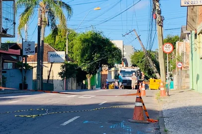 Após carro colidir em poste,  parte da Rua Tronca é bloqueada em Caxias<!-- NICAID(15635004) -->