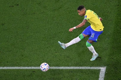 Brazil's forward #11 Raphinha shoots but fails to score during the Qatar 2022 World Cup round of 16 football match between Brazil and South Korea at Stadium 974 in Doha on December 5, 2022. (Photo by Kirill KUDRYAVTSEV / AFP)Editoria: SPOLocal: DohaIndexador: KIRILL KUDRYAVTSEVSecao: soccerFonte: AFPFotógrafo: STF<!-- NICAID(15288608) -->