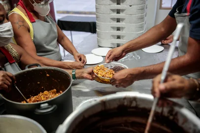 PORTO ALEGRE, RS, BRASIL - 06/04/2021ONG Misturaí distribui marmitas para pessoas em situação de vulnerabilidade<!-- NICAID(14751836) -->