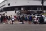 VÍDEO: torcedores começam a chegar na Vila Belmiro para prestar homenagens a Pelé