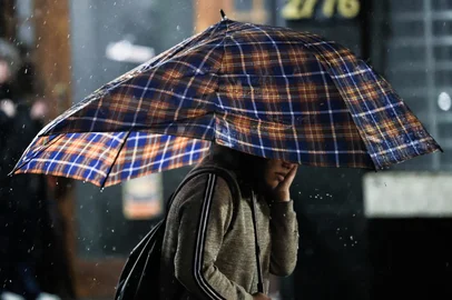 PORTO ALEGRE, RS, BRASIL, 27-07-2026: Chuva volta com intensidade em Porto Alegre no final da tarde de segunda-feira. Zona Sul da capital gaúcha registrou pontos de alagamento em vias. O Rio Grande do Sul volta a enfrentar cenário de tempo severo entre segunda-feira (27) e terça-feira (28), com previsão de tempestades, ventos de até 100 km/h e inundações. Foto: Renan Mattos/Grupo RBS<!-- NICAID(16335150) -->