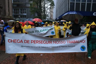 PORTO ALEGRE, RS, BRASIL, 10/07/2024- Manifestação das cooperativas de reciclagem. Foto: Ronaldo Bernardi / Agencia RBS<!-- NICAID(15810366) -->