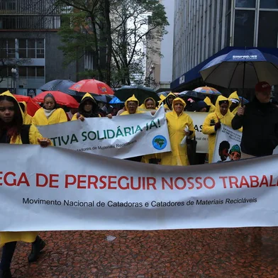 PORTO ALEGRE, RS, BRASIL, 10/07/2024- Manifestação das cooperativas de reciclagem. Foto: Ronaldo Bernardi / Agencia RBS<!-- NICAID(15810366) -->