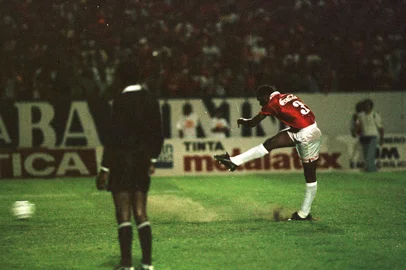 -CRÉDITO fotógrafo: José Doval, Agência RBS, 13/12/1992-Copa do Brasil de 1992.13/12/1992 - Final - Decisão.Internacional 1 x 0 Fluminense Estádio Beira-Rio.-Penalti que deu o título ao Inter em 1992#PÁGINA:10##EDIÇÃO:1#ENVELOPE:122807-CRÉDITO fotógrafo: José Doval, Agência RBS, 13/12/1992-<!-- NICAID(1239019) -->