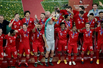 Bayern Munich's German goalkeeper Manuel Neuer (C) lifts the trophy as he celebrates their win in the FIFA Club World Cup final football match between Germany's Bayern Munich vs Mexico's UANL Tigres at the Education City Stadium in the Qatari city of Ar-Rayyan on February 11, 2021. (Photo by Karim JAAFAR / AFP)Editoria: SPOLocal: Al-RayyanIndexador: KARIM JAAFARSecao: soccerFonte: AFPFotógrafo: STR<!-- NICAID(14712735) -->