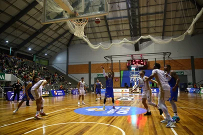CAXIAS DO SUL, RS, BRASIL, 05/11/2025. Caxias do Sul Basquete x Brasília, jogo válido pela sétima rodada do Novo Basquete Brasil - NBB 2025/2026 - realizado no ginásio do Sesi. (Porthus Junior/Agência RBS)Indexador: Porthus Junior<!-- NICAID(16161669) -->
