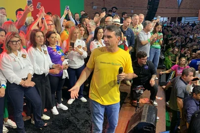 Flávio Bolsonaro (de amarelo) discursou num encontro de mulheres gaúchas promovido pelo PL