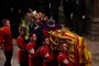 A Bearer Party of The Queen's Company, 1st Battalion Grenadier Guards carries the coffin of Queen Elizabeth II, draped in the Royal Standard, from the State Gun Carriage of the Royal Navy to Westminster Abbey in London on September 19, 2022, during of the State Funeral Service. - Leaders from around the world will attend the state funeral of Queen Elizabeth II. The country's longest-serving monarch, who died aged 96 after 70 years on the throne, will be honoured with a state funeral on Monday morning at Westminster Abbey. (Photo by PHIL NOBLE / POOL / AFP)Editoria: HUMLocal: LondonIndexador: PHIL NOBLESecao: imperial and royal mattersFonte: POOLFotógrafo: STR<!-- NICAID(15209903) -->