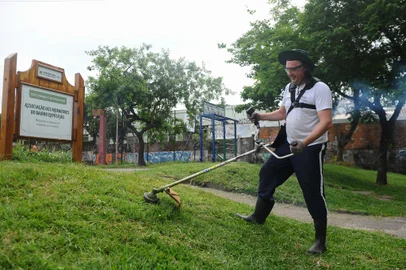 CAXIAS DO SUL, RS, BRASIL, 08/01/2024. Praça Monteiro Lobato, entre as ruas Plácido de Castro e Santos Dumont, no bairro Exposição. Na foto, Lucas Diel, integrante da Associação dos Moradores do Bairro Exposição, e vereador pelo PDT, em Caxias do Sul. (Bruno Todeschini/Agência RBS)Indexador: BTK<!-- NICAID(15644592) -->