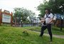Vereador foi cortar grama na pracinha