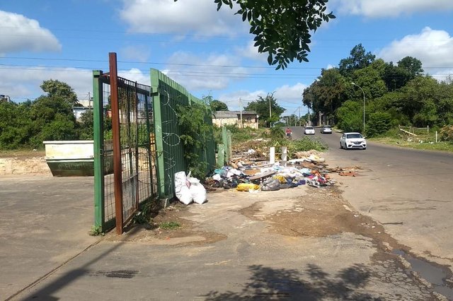 Descarte irregular de lixo acontece ao lado de Ecoponto, em Canoas.<!-- NICAID(14767072) -->