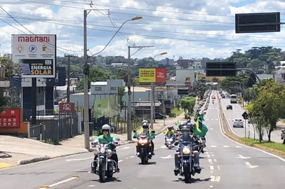 Motociclistas percorrem ruas de Caxias e se unem a manifestantes em frente ao 3º GAAe<!-- NICAID(15265172) -->
