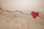 A heart painted on a cracked wall. The concept of broken heart, relationships, love, friendship, marriage, graffiti.Coração partido. Foto: Максим Новосветлов / stock.adobe.comFonte: 397739617<!-- NICAID(15466003) -->