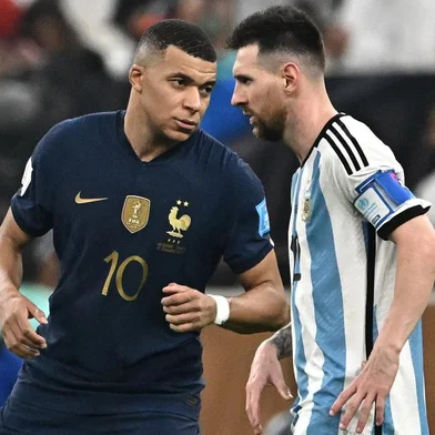 France's forward #10 Kylian Mbappe (L) gestures towards Argentina's forward #10 Lionel Messi (R) during the Qatar 2022 World Cup final football match between Argentina and France at Lusail Stadium in Lusail, north of Doha on December 18, 2022. (Photo by Anne-Christine POUJOULAT / AFP)Editoria: SPOLocal: DohaIndexador: ANNE-CHRISTINE POUJOULATSecao: soccerFonte: AFPFotógrafo: STF<!-- NICAID(15298514) -->