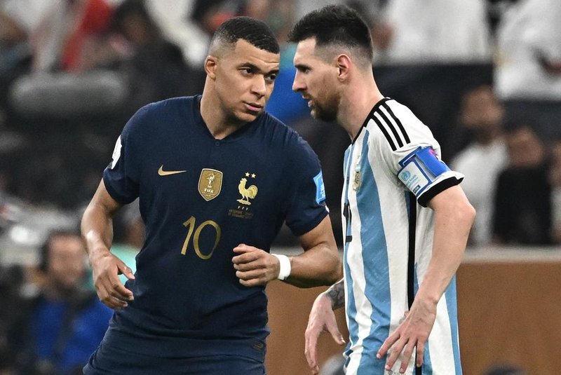 France's forward #10 Kylian Mbappe (L) gestures towards Argentina's forward #10 Lionel Messi (R) during the Qatar 2022 World Cup final football match between Argentina and France at Lusail Stadium in Lusail, north of Doha on December 18, 2022. (Photo by Anne-Christine POUJOULAT / AFP)Editoria: SPOLocal: DohaIndexador: ANNE-CHRISTINE POUJOULATSecao: soccerFonte: AFPFotógrafo: STF<!-- NICAID(15298514) -->