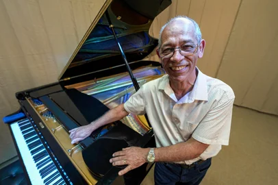 Construído em 1947, o piano Essenfelder, que pertence ao Theatro Sete de Abril, em Pelotas, foi restaurado. O conserto minucioso foi feito por Rogério Resende.<!-- NICAID(15316992) -->