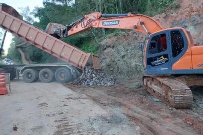 Circulação está permitida desde as 18h terça-feira (27) até as 7h de quarta (28). Durante o dia, rodovia fica em meia pista<!-- NICAID(15467754) -->