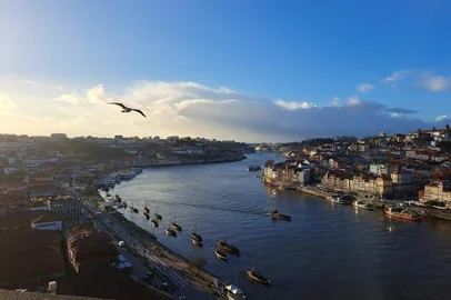 Vista do Rio Douro, que divide as cidades de Vila Nova de Gaia e do Porto, em Portugal<!-- NICAID(15335237) -->